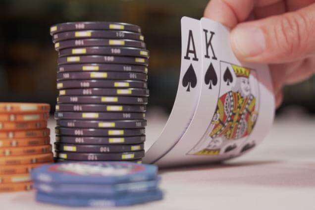 SALLE DE POKER A PBKC - Des jeux d'argent et des tournois passionnants dans la salle de poker à PBKC.