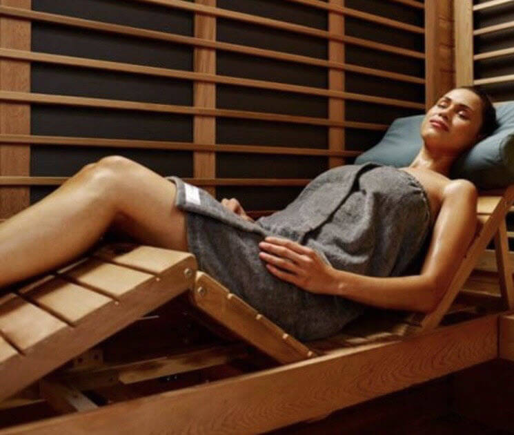 Femme se relaxant dans un sauna
