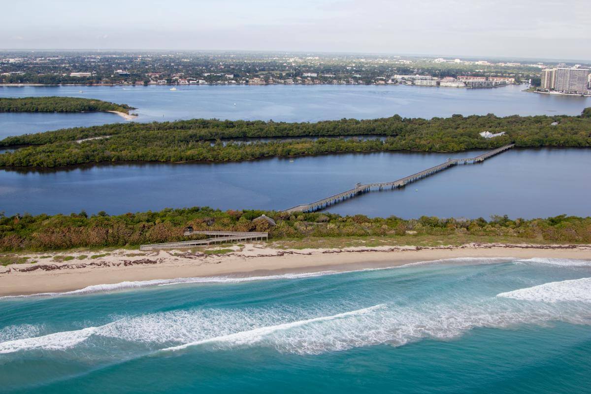 Vista aérea del Parque Estatal de la Playa John D. MacArthur