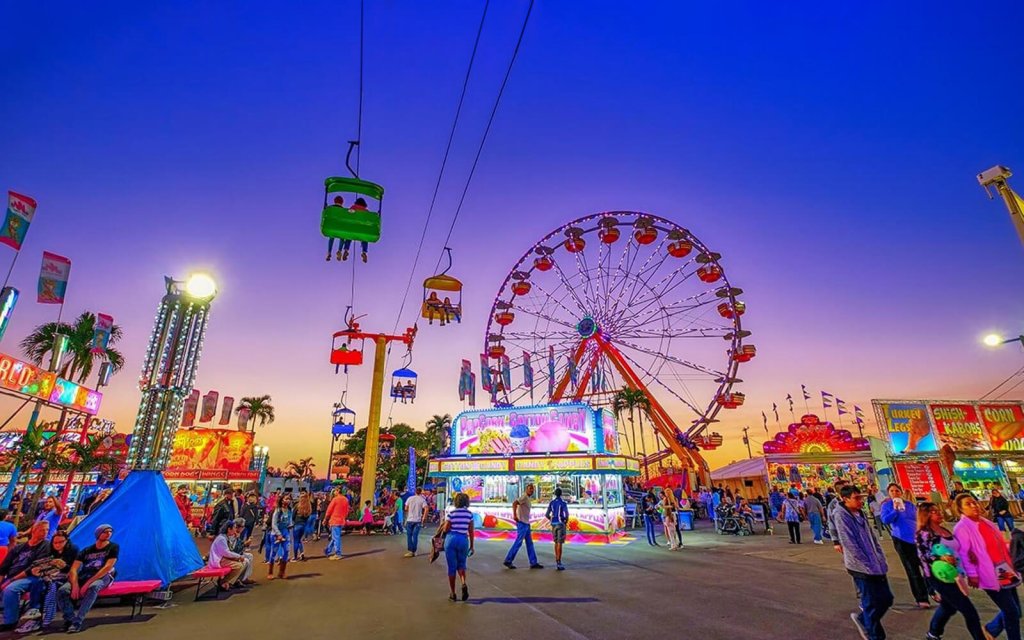 Événement au coucher du soleil avec une grande roue