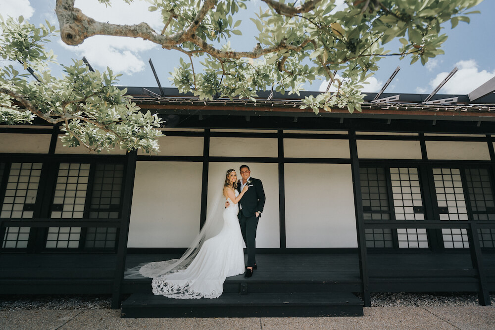 Bride and groom in front of a Japanese-style building