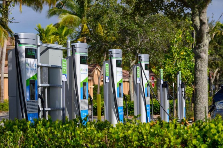 Viagem ecológica: Explorando as Palm Beaches em um veículo elétrico