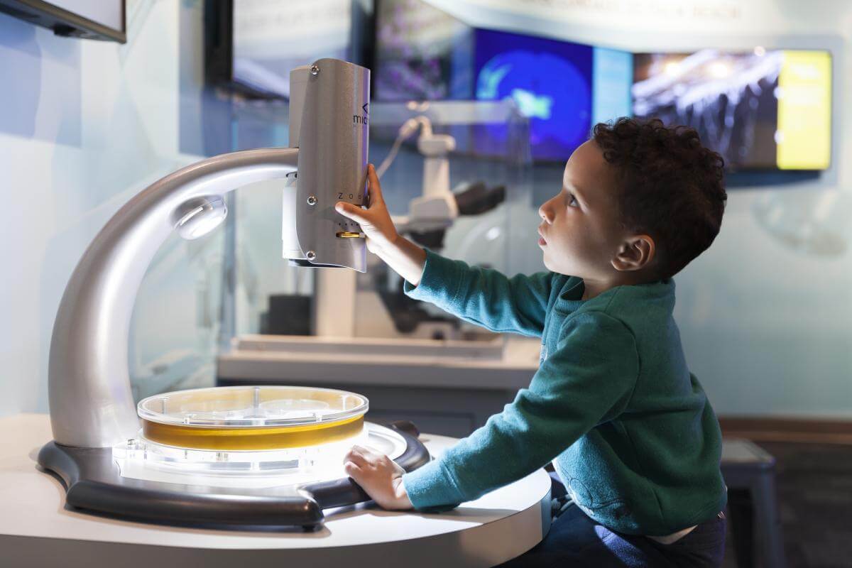 Un niño en el Centro de Ciencias Cox
