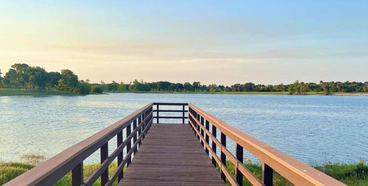 Muelle de pesca en el parque Okeheelee