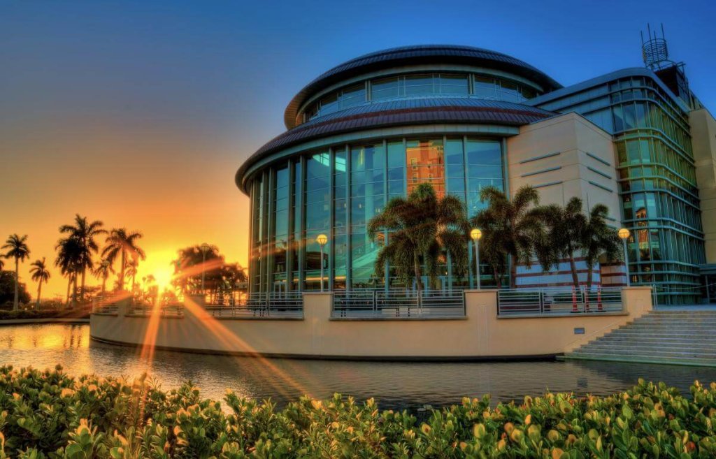 Le coucher de soleil sur le Kravis Center for the Performing Arts à West Palm Beach.