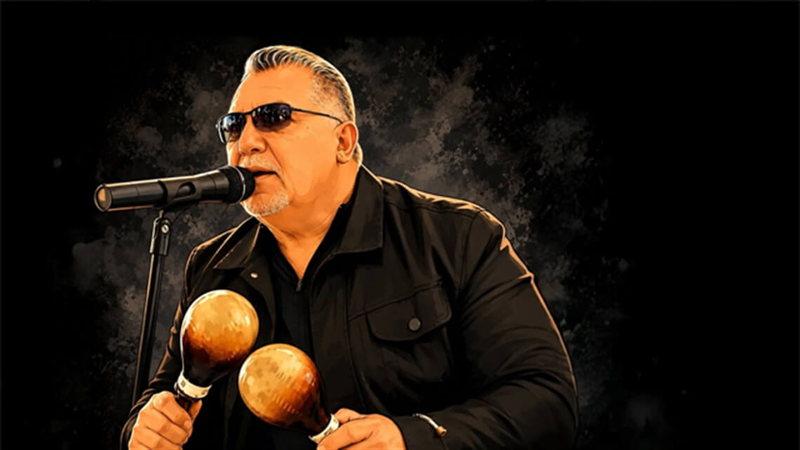 Um homem usando óculos escuros, cantando no microfone enquanto segura duas maracas
