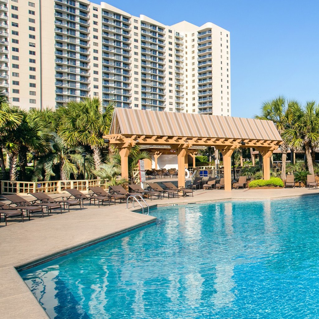piscina no Embassy Suites by Hilton