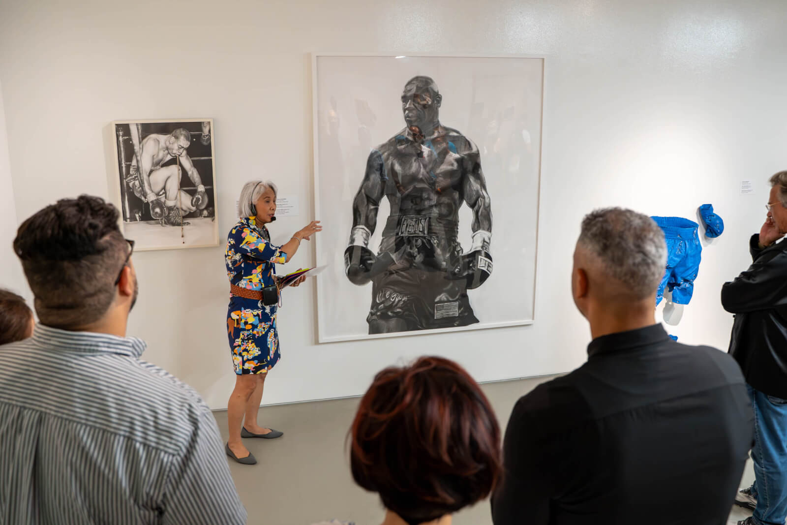 Un groupe de personnes profitant d'une visite guidée "Art After Dark" au Norton Museum of Art à West Palm Beach.