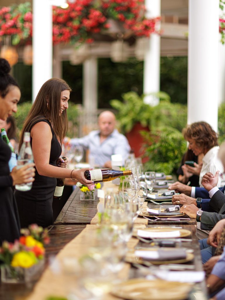 Une dame servant du vin