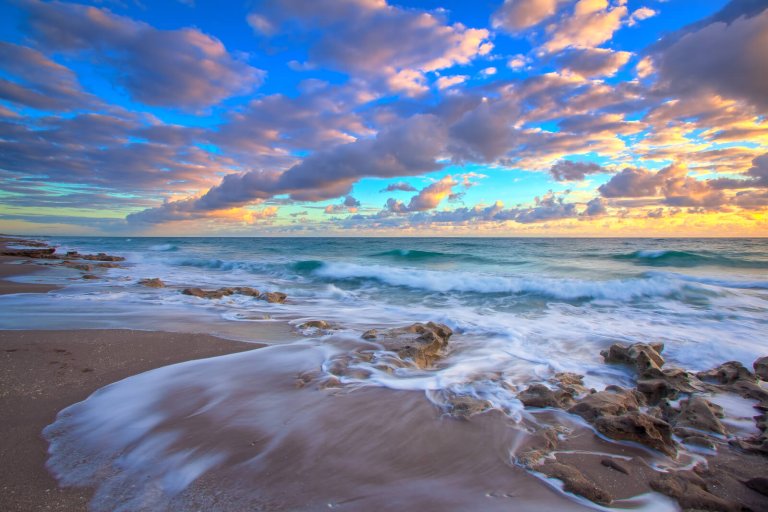 10 erfrischende Stranderlebnisse an den Palm Beaches in diesem Sommer