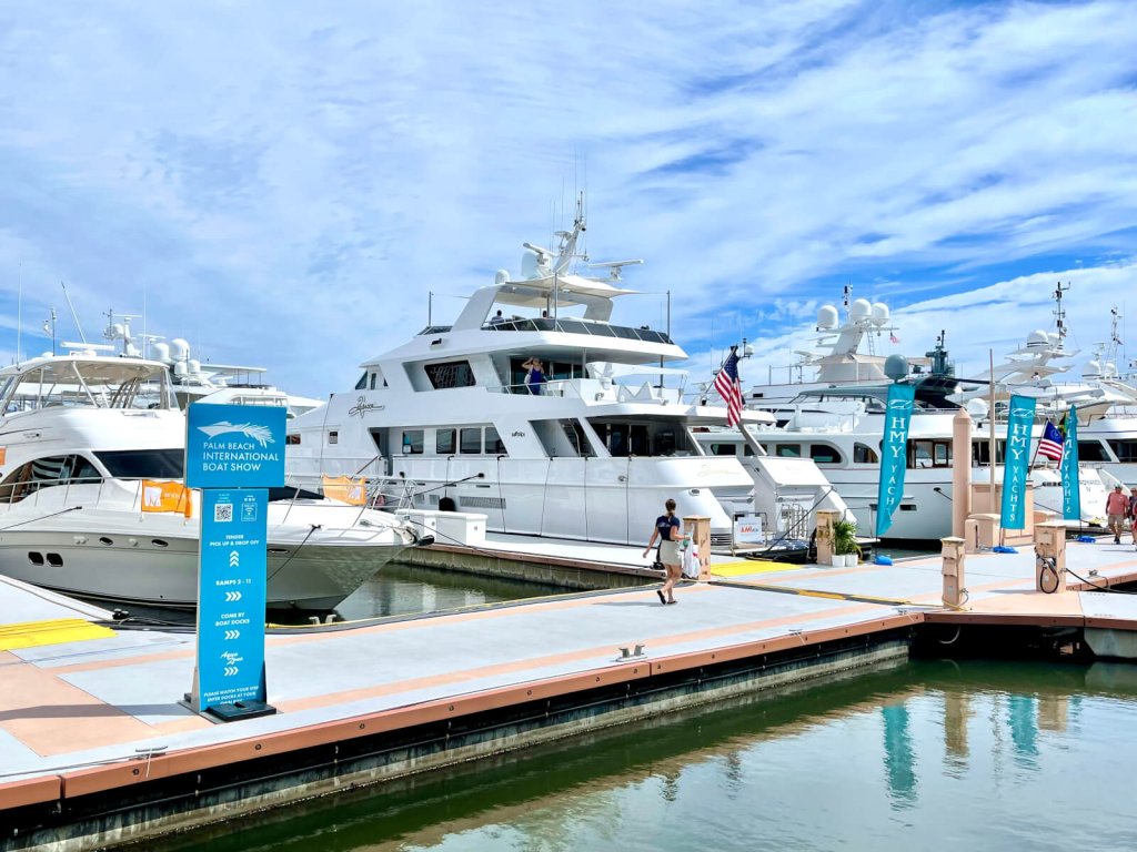 un grupo de barcos blancos en un muelle