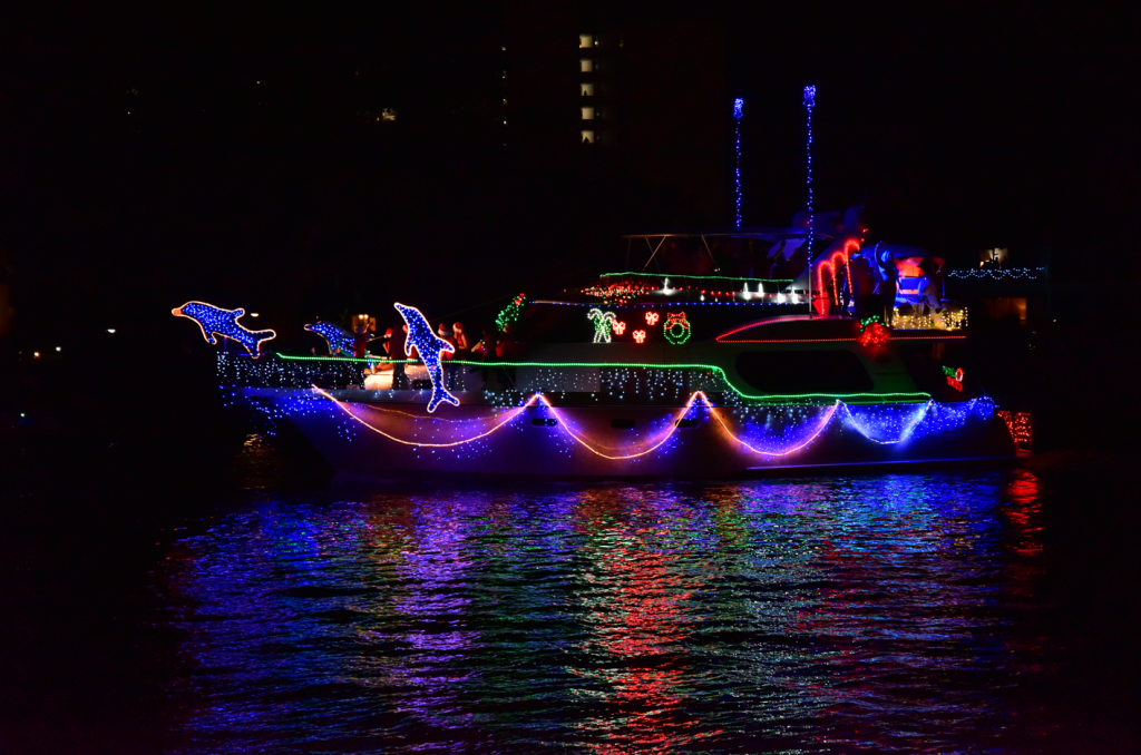  Un barco luminoso decorado con luces en forma de delfín y cuerdas de colores