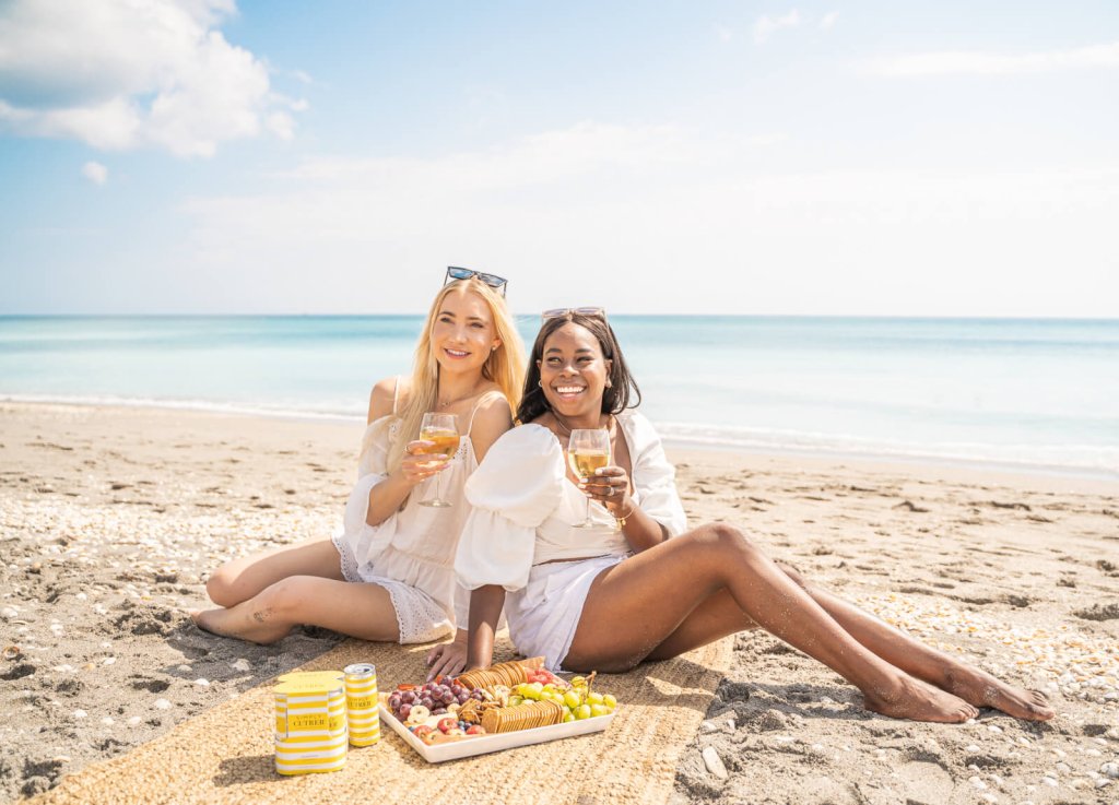 dos chicas en la playa de Jupiter