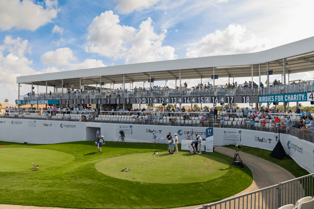 Les spectateurs du golf bénéficient d'une place de choix avec une vue dégagée sur le 17e trou du Cognizant Classic.