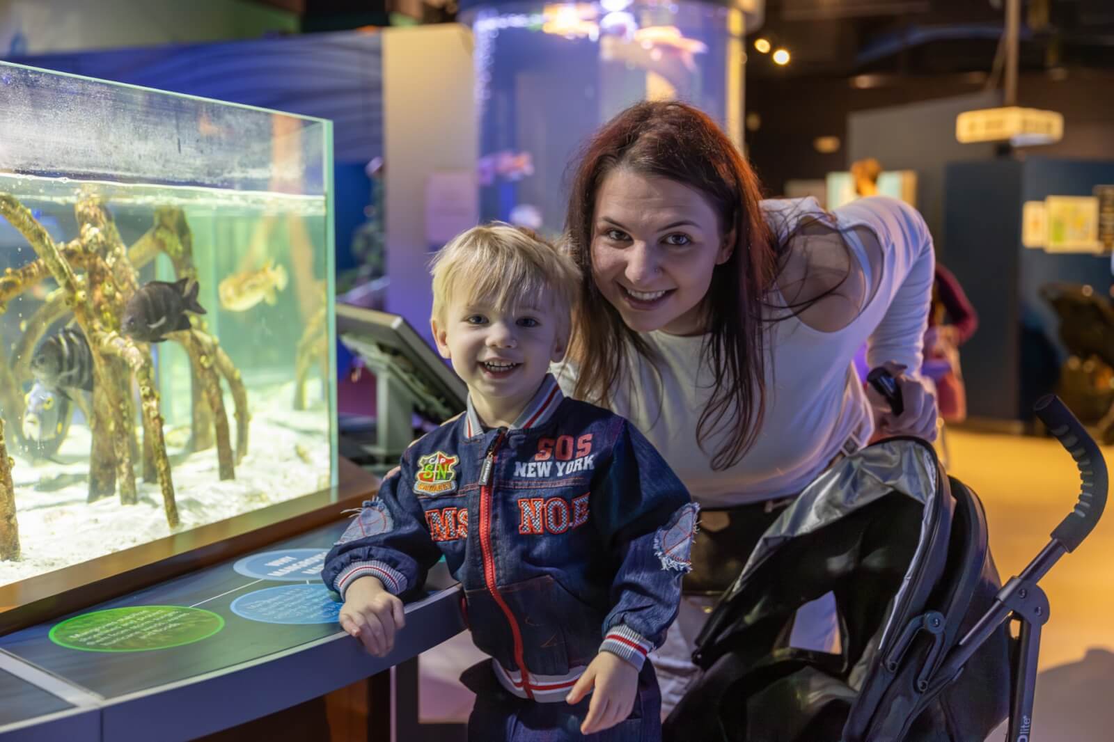 Un enfant et sa mère devant un aquarium au Cox Science Center and Aquarium à West Palm Beach.