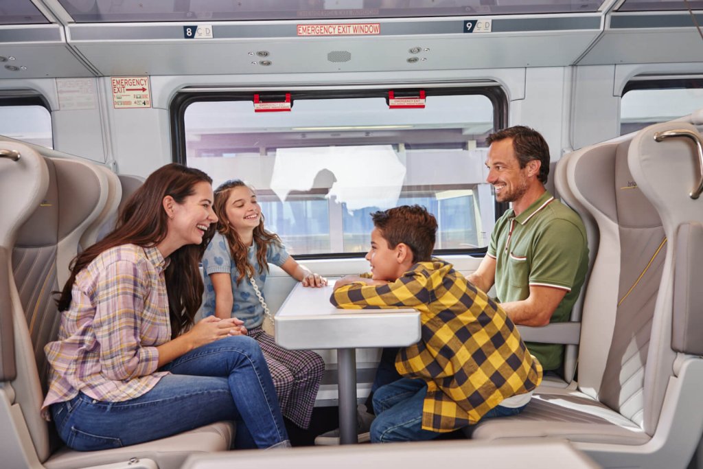 Famille dans le train Brightline