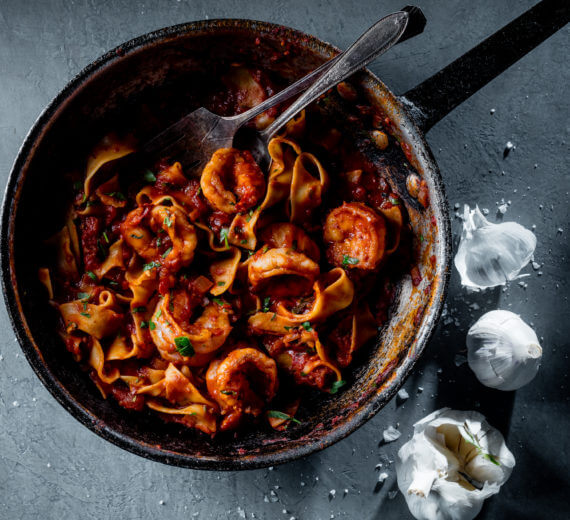 una sartén de pasta con gambas y ajo