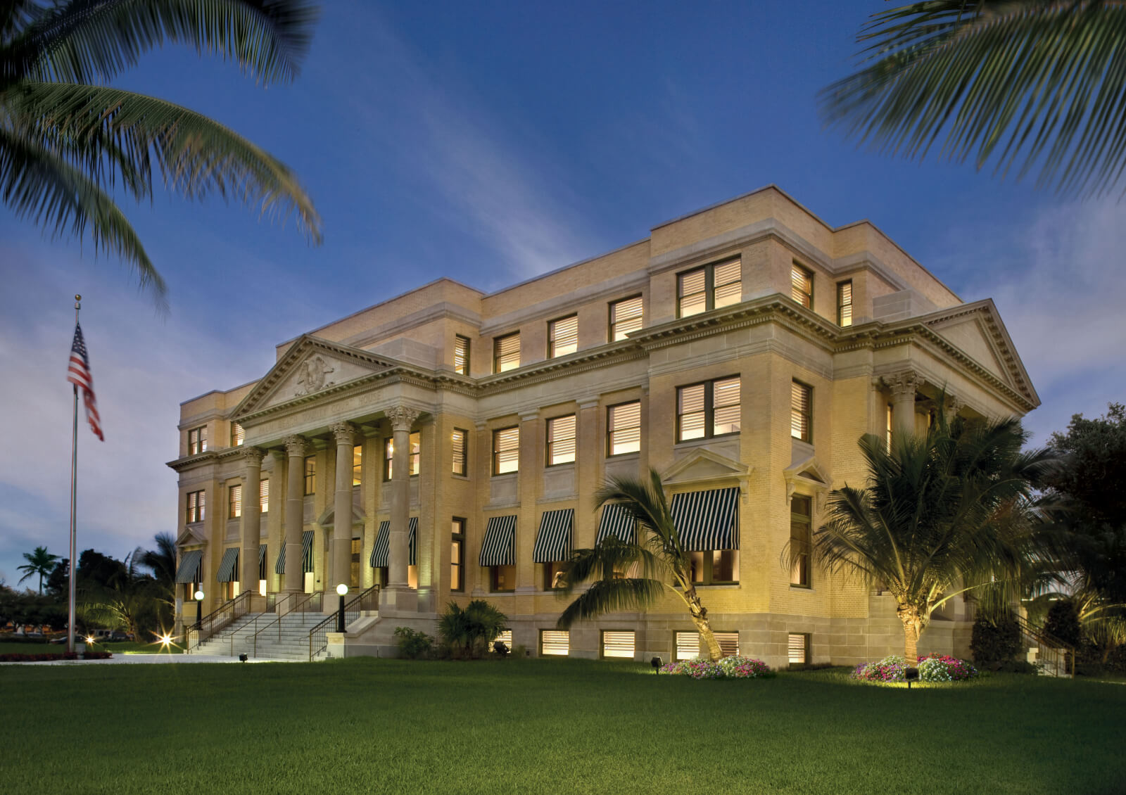 Exterior do Museu de História do Condado de Palm Beach de Richard e Pat Johnson ao anoitecer