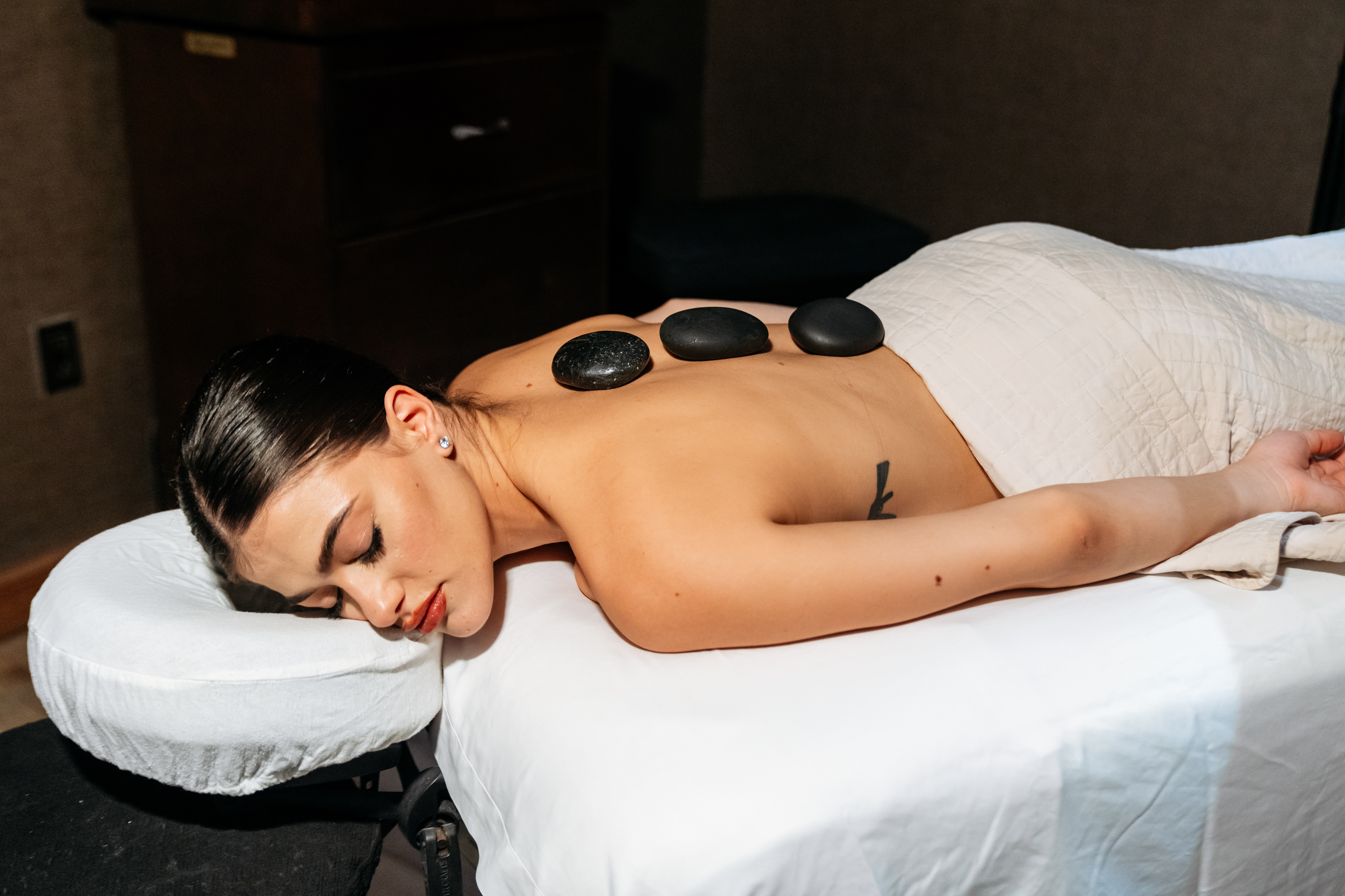 Massage aux pierres chaudes au Tideline Ocean Resort