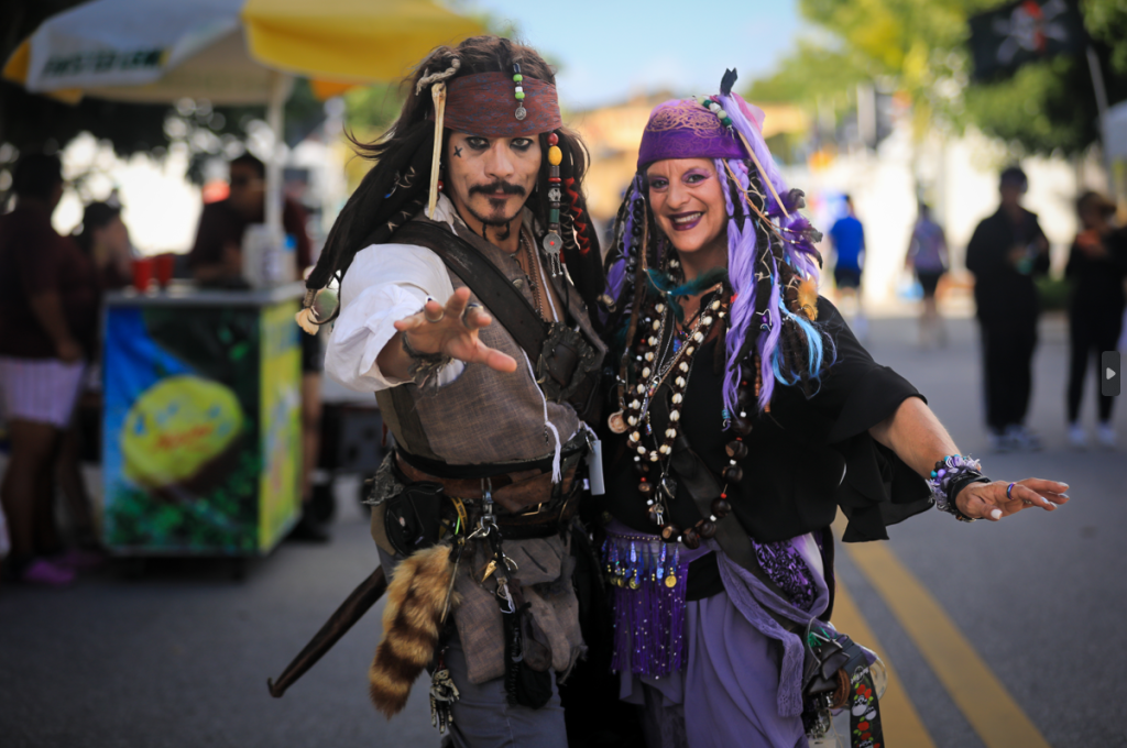 Um homem e uma mulher no PirateFest