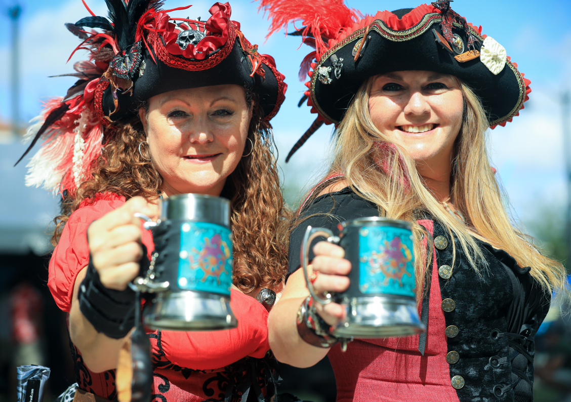 Duas senhoras com drinques no Piratefest