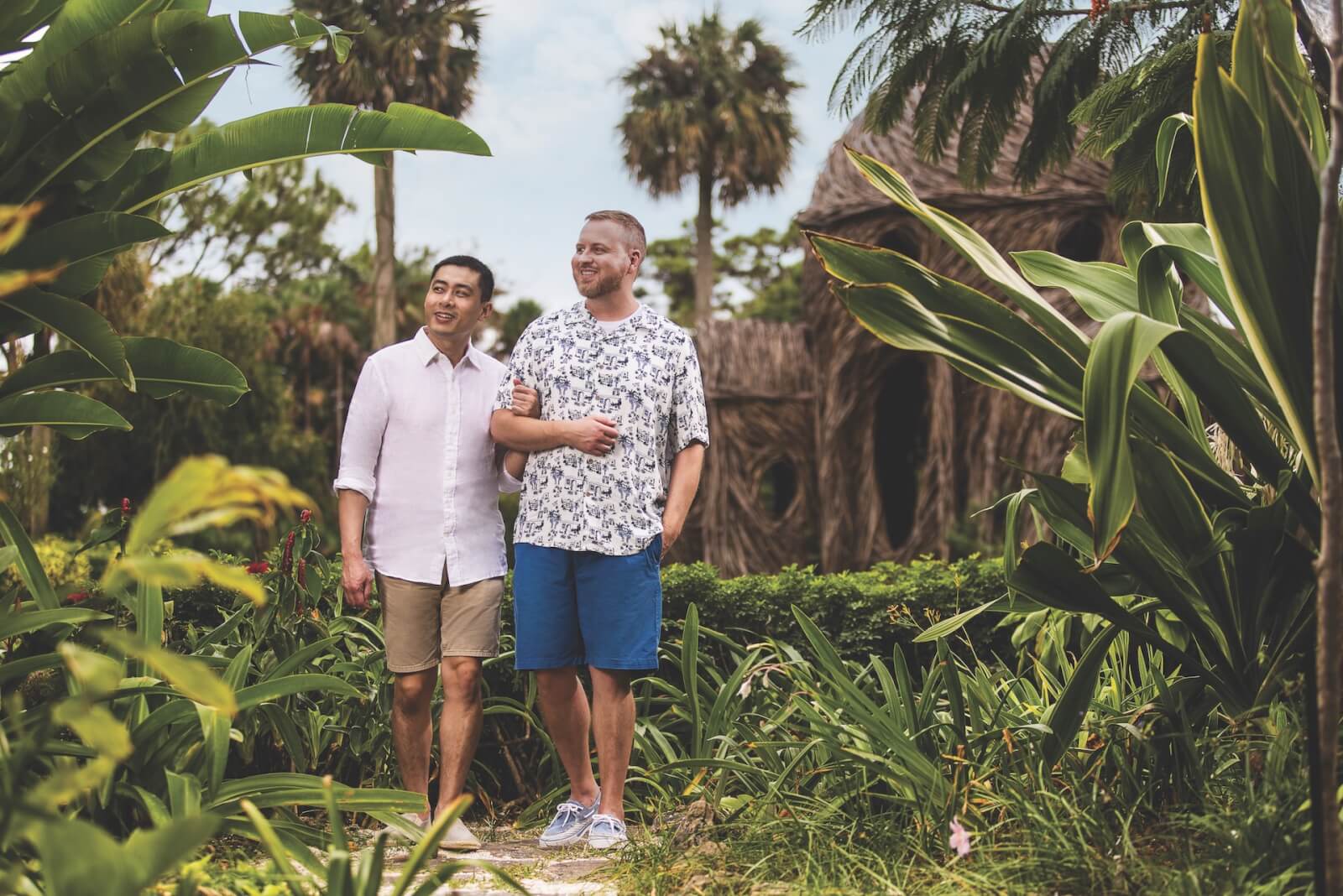 Un couple se promène dans les jardins botaniques de Mounts, une activité populaire à West Palm Beach.
