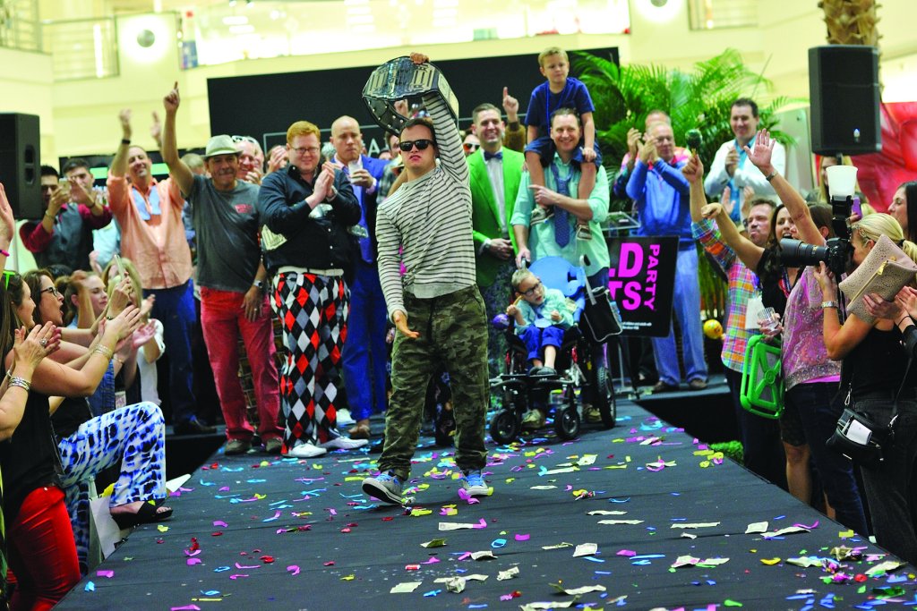 Des personnes se produisent lors du défilé de la Wild Pants Party 