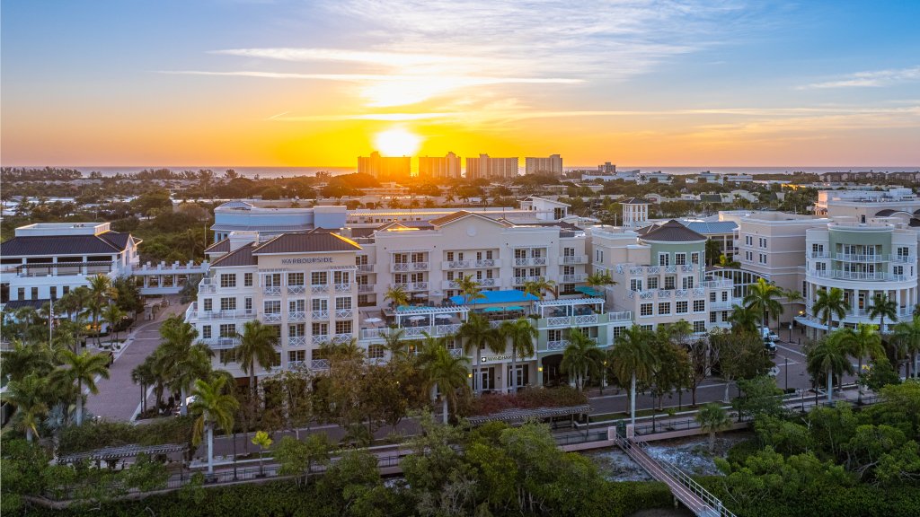 Wyndham Grand Jupiter Hotel bei Sonnenuntergang