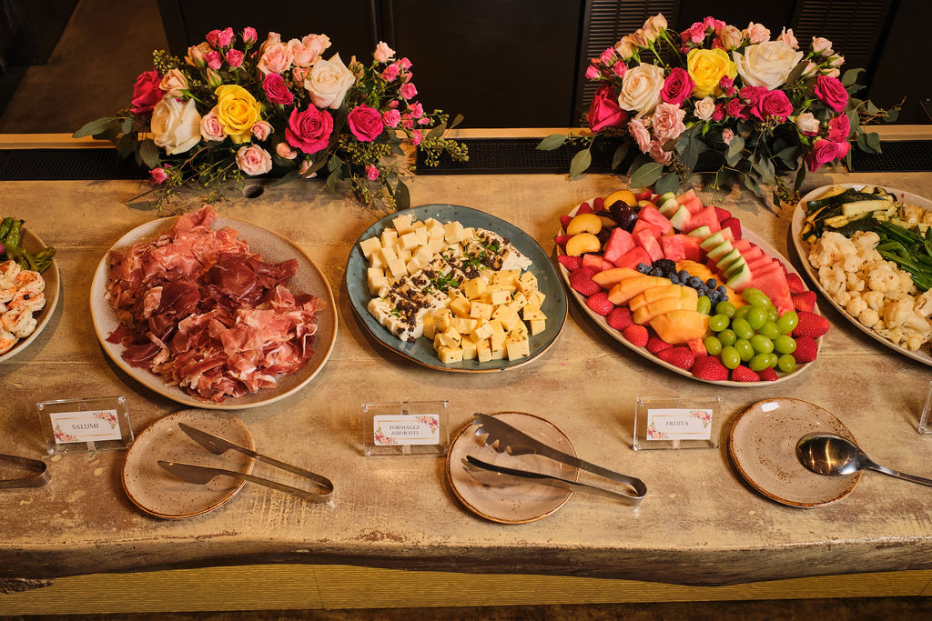 Buffet de brunch avec jambon, fromage et plateaux de fruits