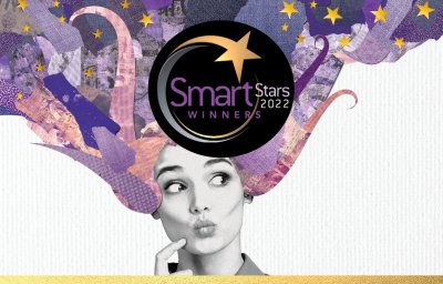 Eine Frau mit einer skurrilen Sternenfrisur denkt über die SmartStars 2022-Gewinner nach