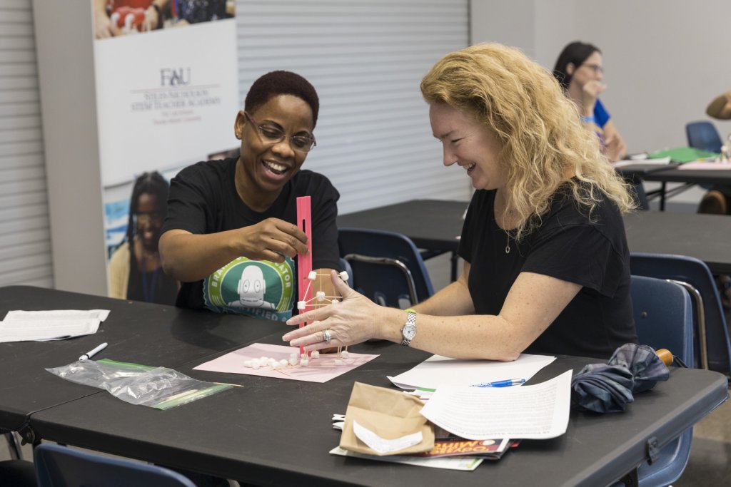 Deux femmes au Cox Science Center