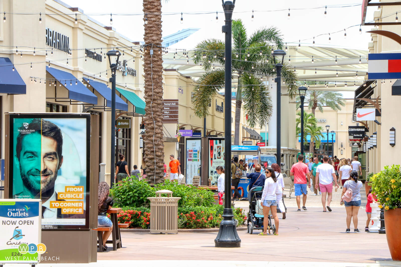 Allée extérieure du Tanger Outlets Palm Beach, un centre commercial en plein air et l'une des principales activités de West Palm Beach.