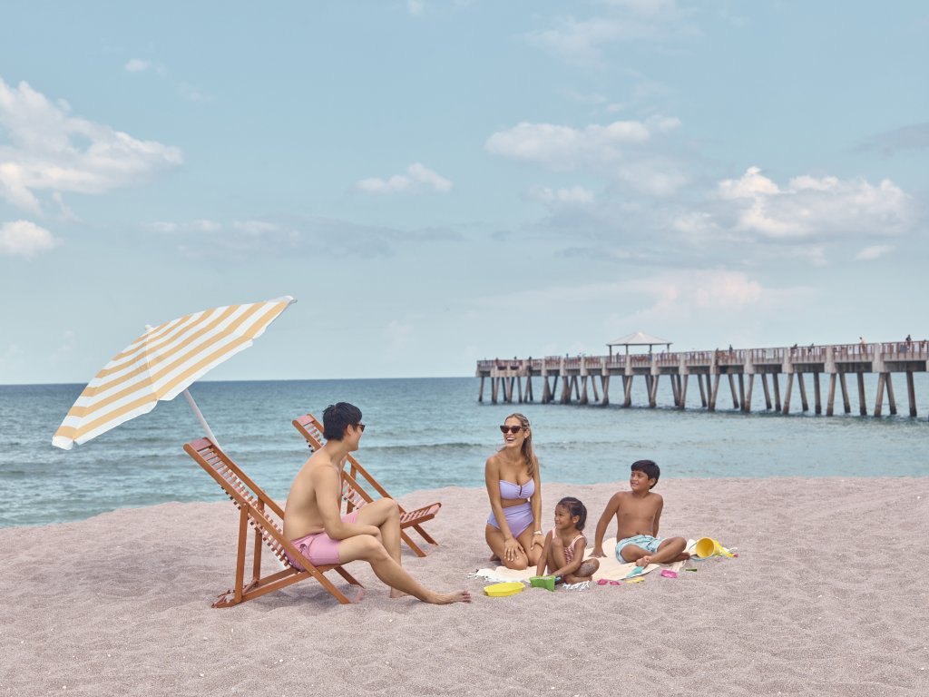 Une famille avec deux enfants à Juno Beach