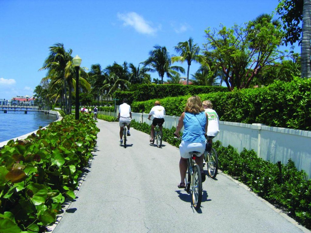 En bicicleta por el sendero del lago de Palm Beach