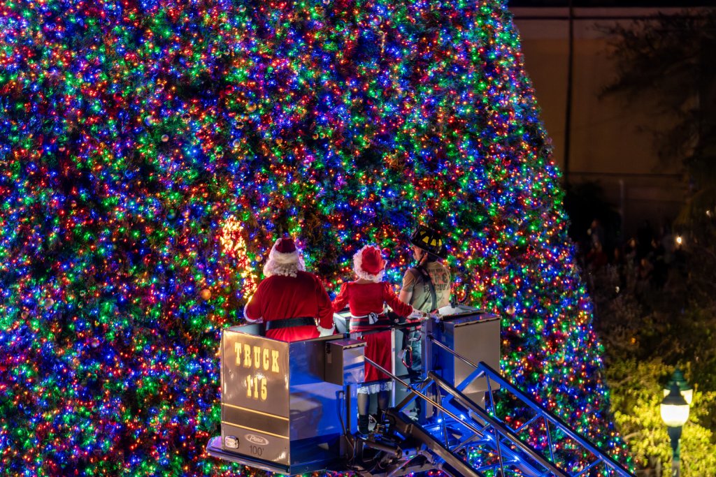 Der Weihnachtsmann erleuchtet einen Weihnachtsbaum in der Innenstadt von Delray Beach