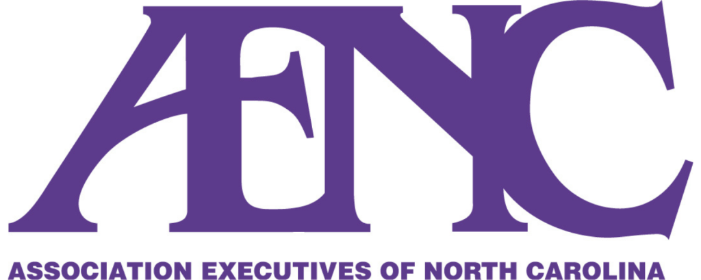 El logotipo morado de la Asociación de Ejecutivos de Carolina del Norte