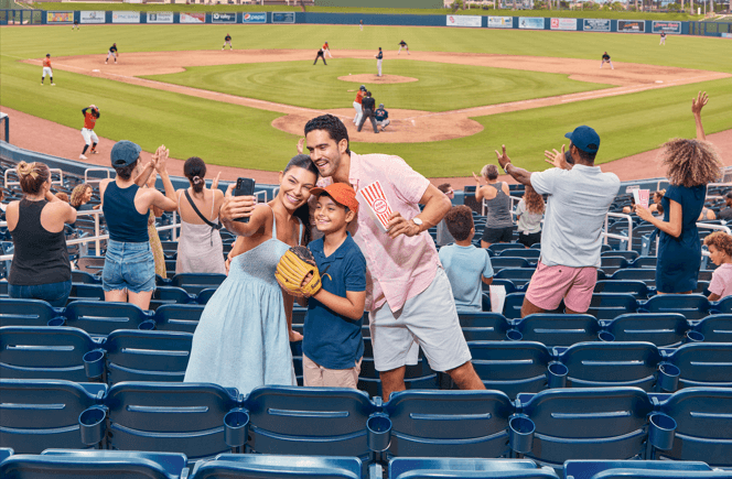 Une famille prend un selfie au Cacti Park of The Palm Beaches, l'une des principales activités de West Palm Beach.
