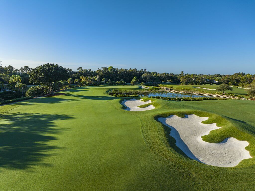 Un campo de golf frondoso y muy bien cuidado, con calles sinuosas, búnkers de arena estratégicamente situados y un tranquilo estanque rodeado de árboles