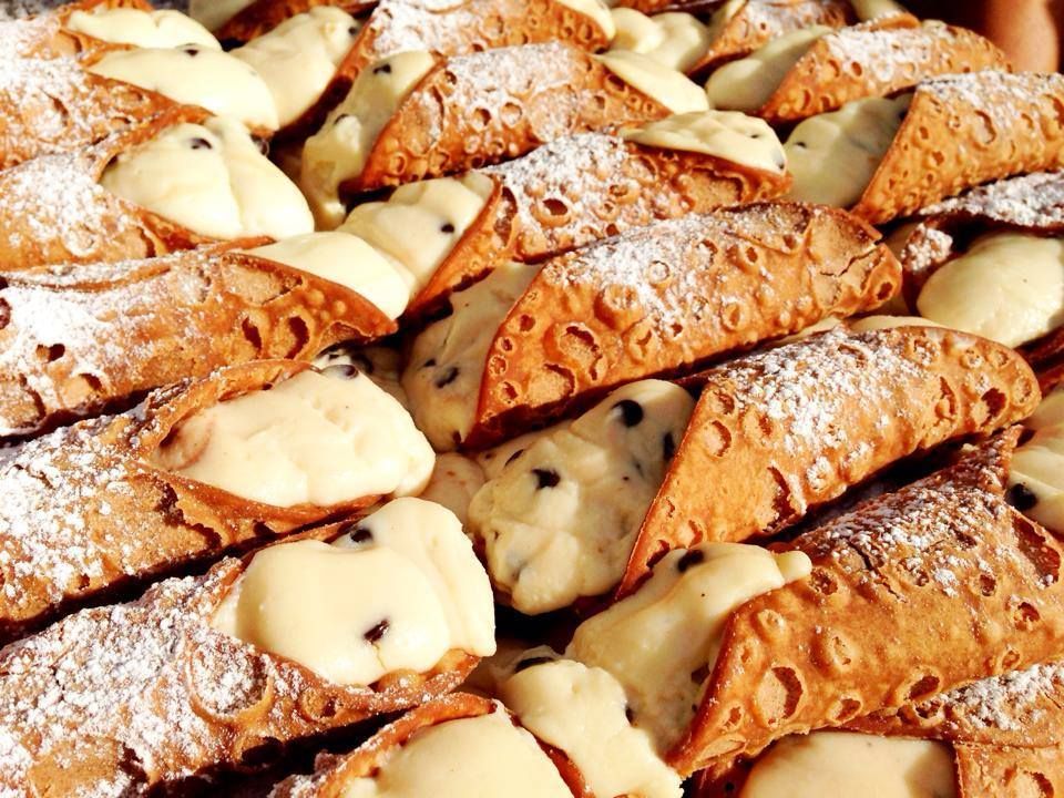 cannoli fourré à la crème et aux pépites de chocolat