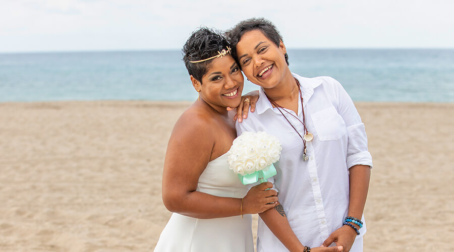 dos mujeres en una playa