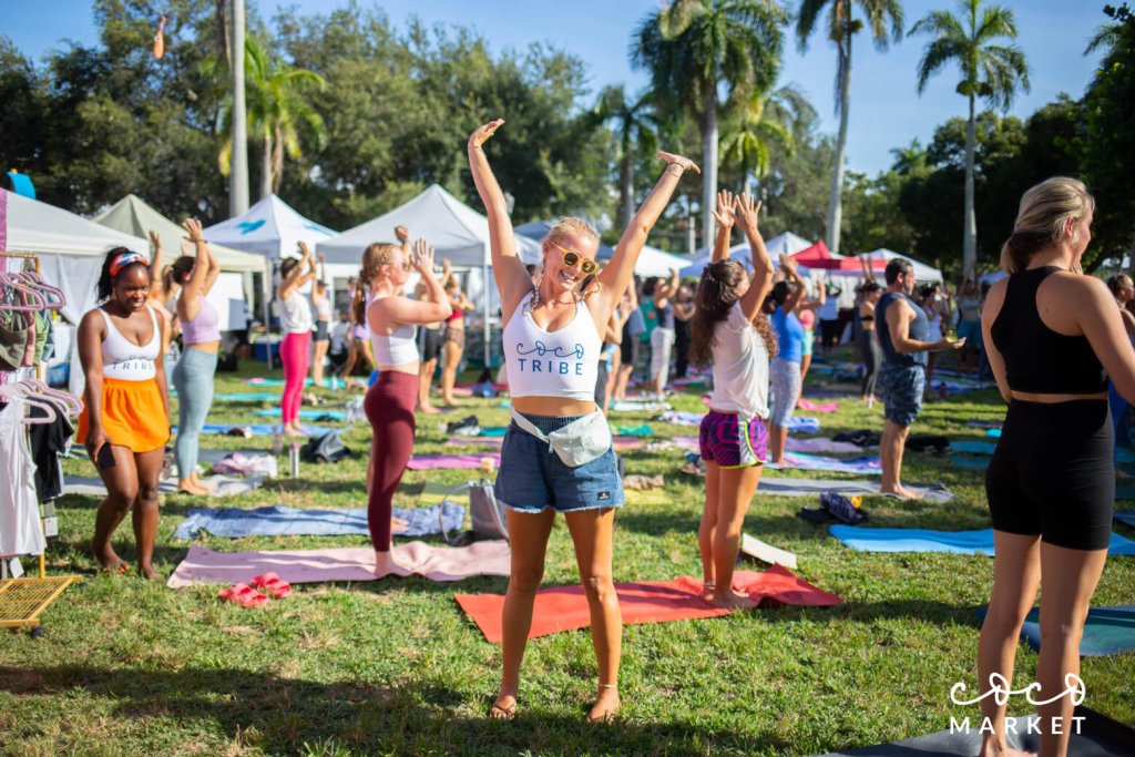 un grupo de personas haciendo yoga