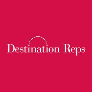El texto «Destination Reps» en blanco sobre un fondo rosa liso