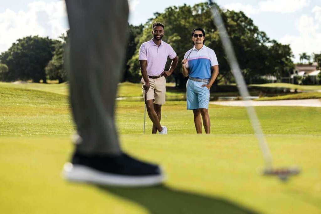 un grupo de hombres en un campo de golf del PGA National Resort