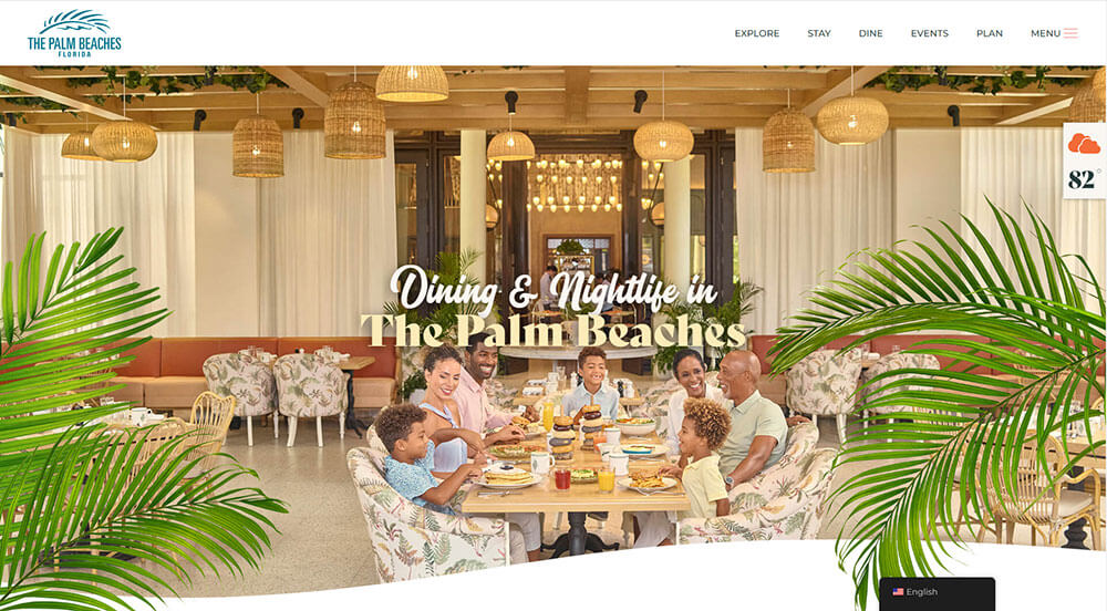 Eine Familie genießt ein gemeinsames tropisches Frühstück im The Palm Beaches Resort, umgeben von üppigem Grün und elegantem Dekor