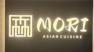 Une enseigne lumineuse et rétroéclairée pour un restaurant appelé « Mori Asian Cuisine »