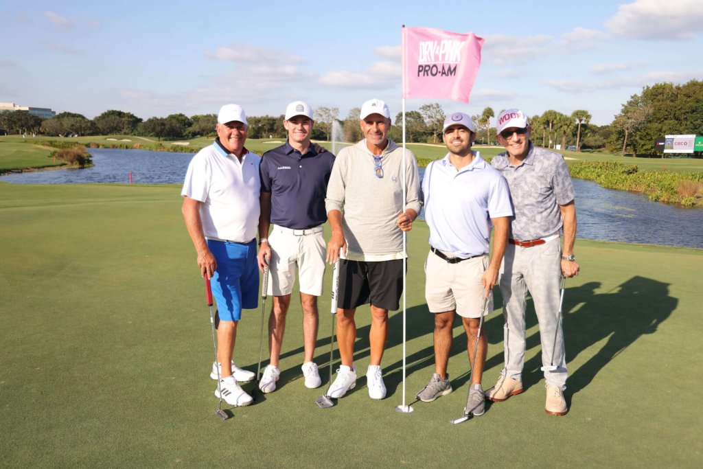 un grupo de hombres en un campo de golf
