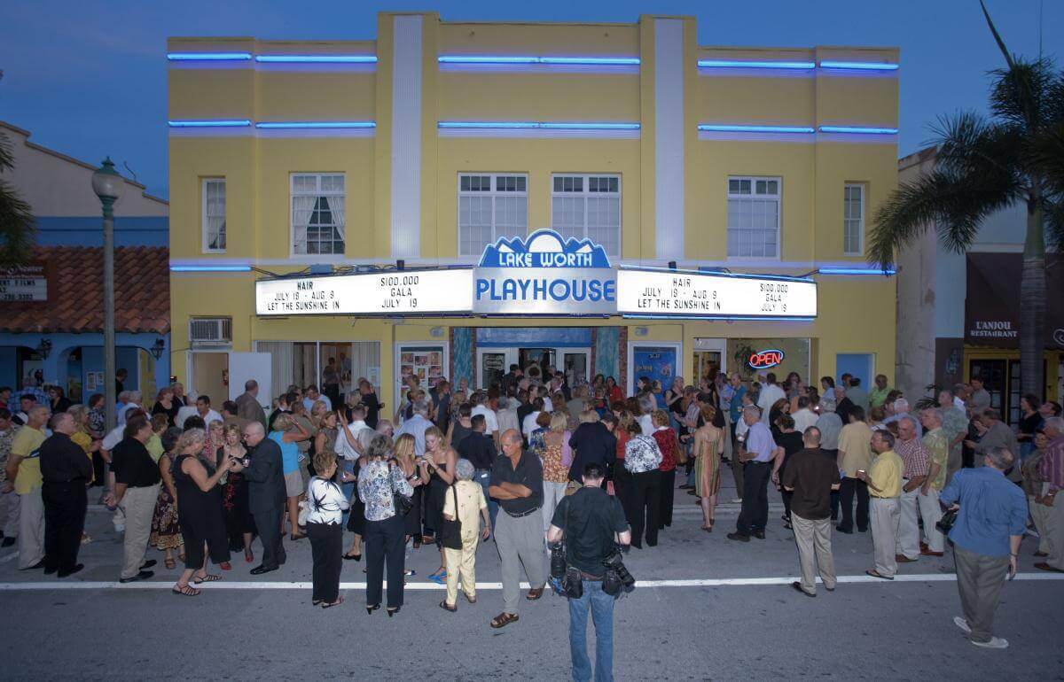 Multidões se reúnem do lado de fora do Lake Worth Playhouse para um evento especial