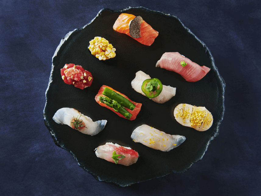 ein Teller mit Sushi auf blauem Hintergrund