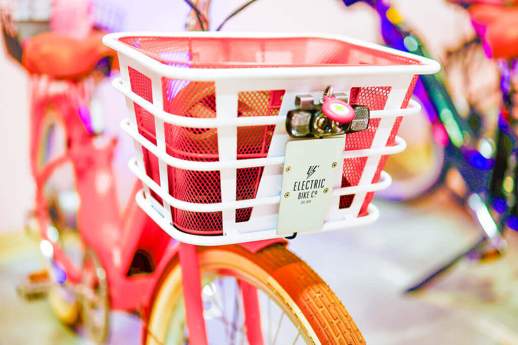 Un vélo électrique rose