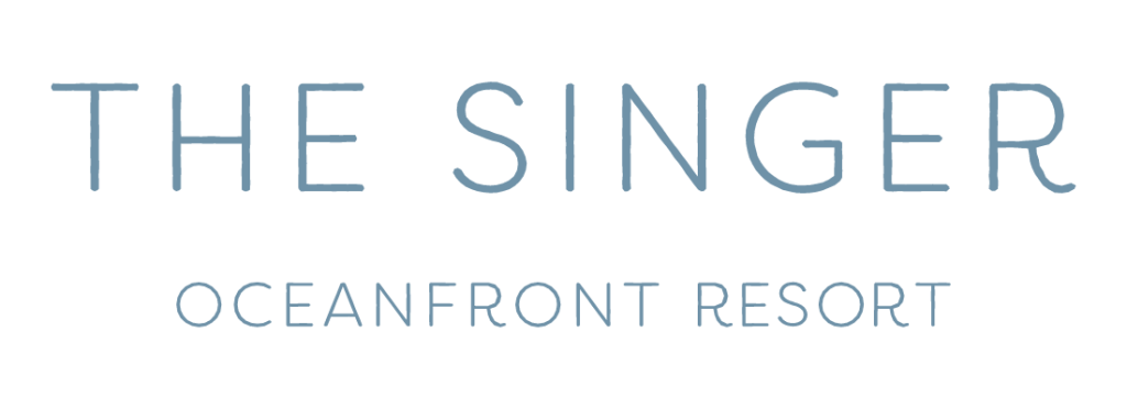 Das Logo des „The Singer Oceanfront Resort“ in hellblauer Schrift